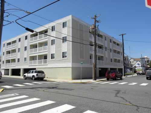 Long & Foster Vacation Rentals-26 42nd Street #202-image-1