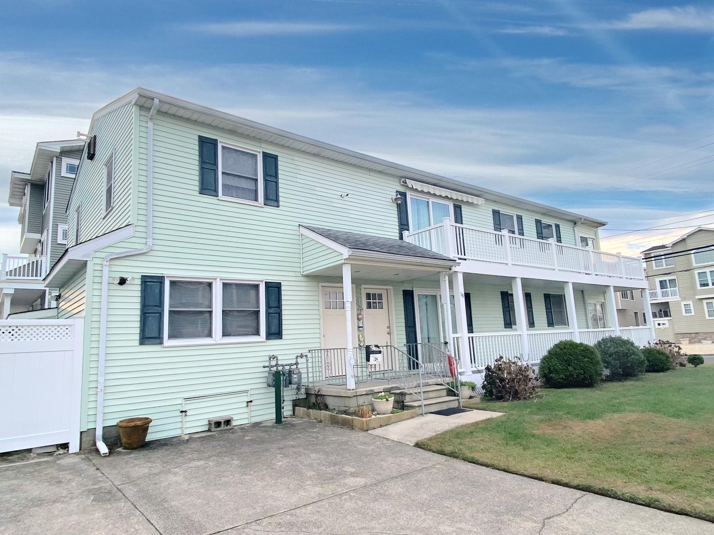 Long & Foster Vacation Rentals-38 75th Street 2nd Floor-image-1