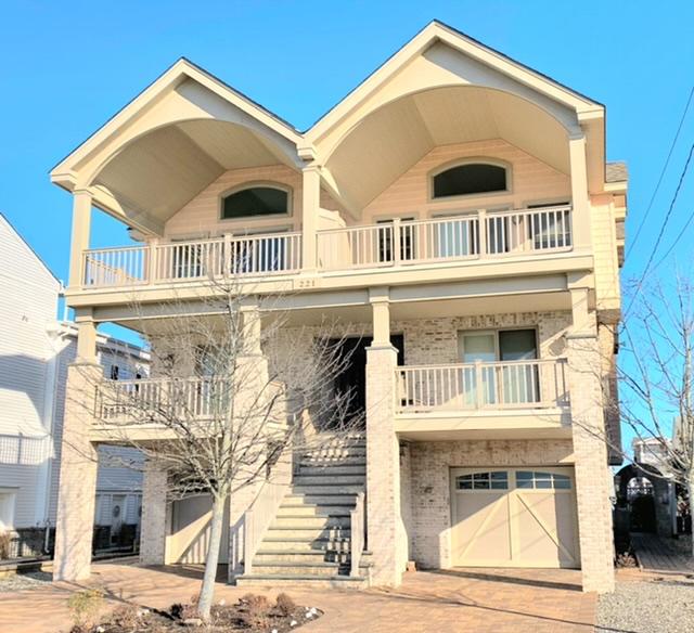 Long & Foster Vacation Rentals-221 59th Street East-image-1
