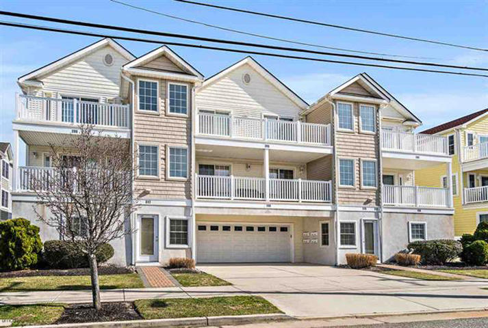 Long & Foster Vacation Rentals-319 E 25th Avenue #100-image-1