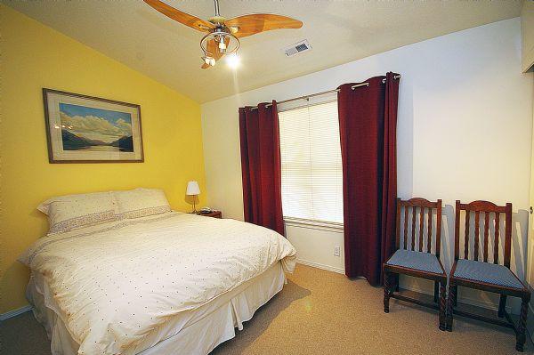 Master Bedroom (Queen Bed)
