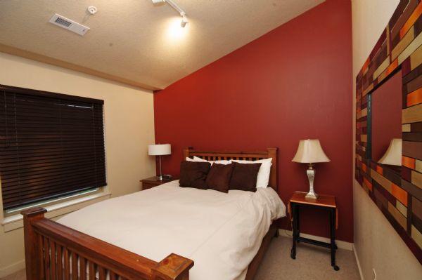 Guest Bedroom (Queen Bed)