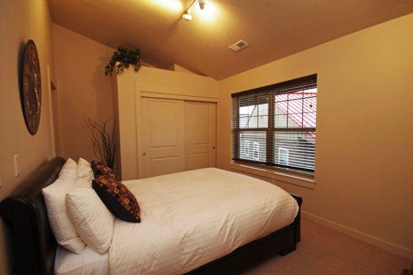 Master Bedroom (Queen Bed)