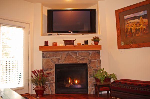 Living Room Tv and Gas Fireplace