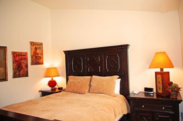 Guest Bedroom (Queen Bed) 
