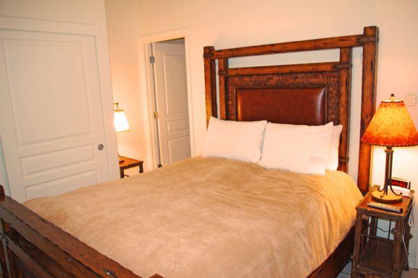 Master Bedroom (Queen Bed) 