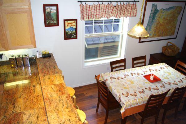 Dining Area & Breakfast Bar 