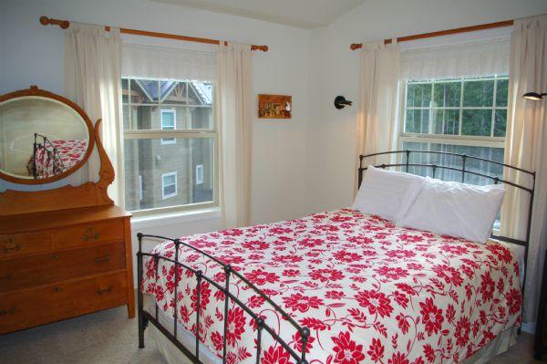 Guest Bedroom (Queen Bed) 