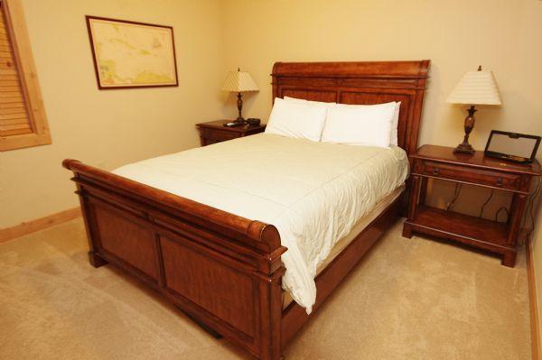 Guest Bedroom (Queen Bed)