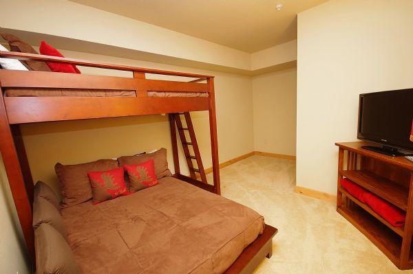 Bunk Room (Queen on Bottom and Twin on top) 