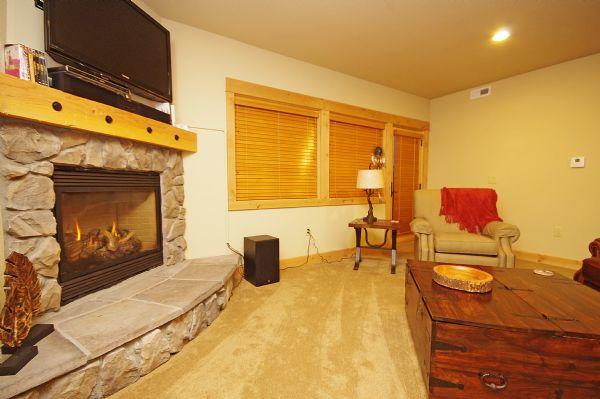 Living Room Tv and Gas Fireplace