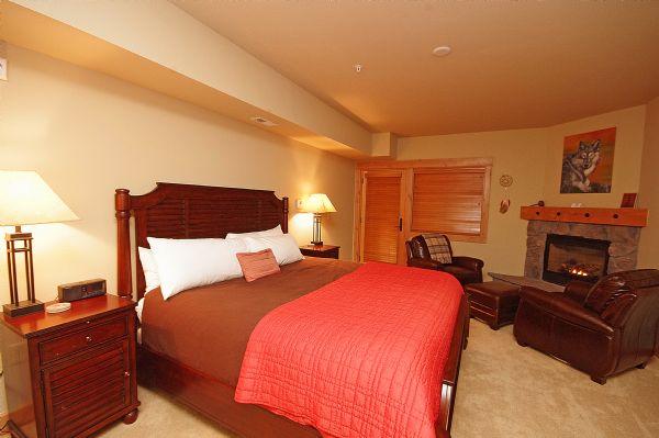 Master Bedroom (King Bed)