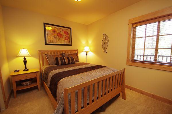 Guest Bedroom (Queen Bed)