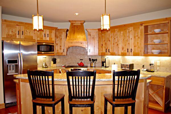 Fully Equipped Kitchen with Breakfast Bar