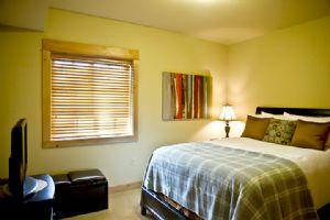 Guest Bedroom (Queen Bed) 
