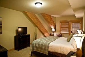 Master Suite with Private Bath (King Bed)