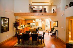 Dining Area & Breakfast Bar 