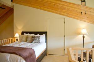 Loft (Queen Bed) 