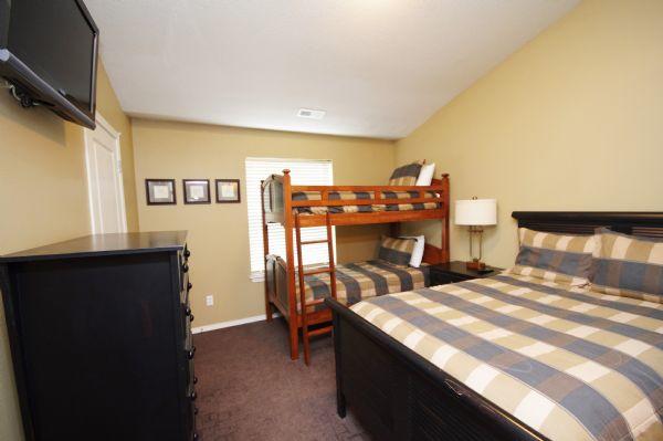 Guest Bedroom (Twin Bunks and Double Bed)