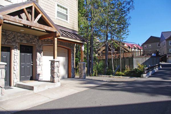 Just a few steps to the Pool and Hot Tub! 