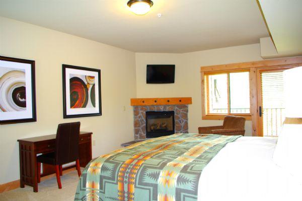 Master Bedroom with Gas Fireplace (King Bed) 