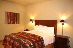 Guest Bedroom (Queen Bed) 