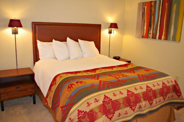 Guest Bedroom (Queen Bed) 