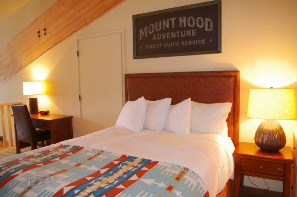 Loft (Queen Bed) 