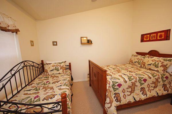 Guest Bedroom (Full Bed & Twin Bed)