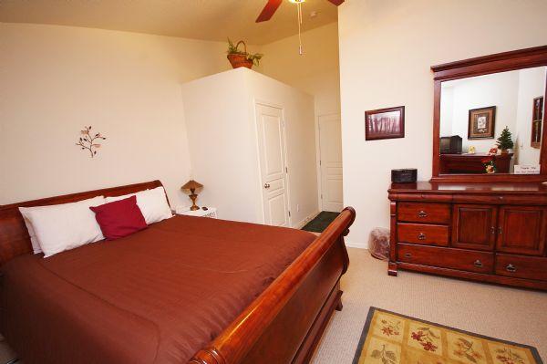 Master Bedroom (Queen Bed)