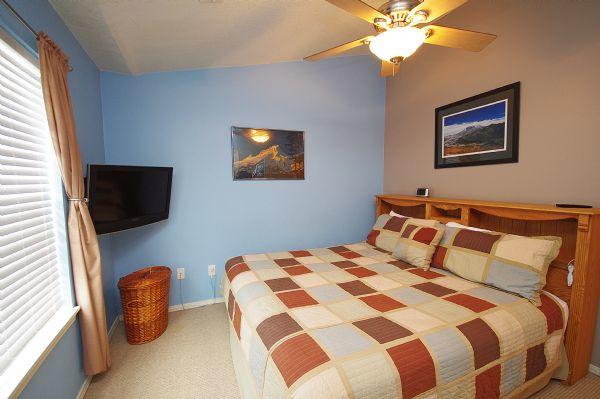 Guest Bedroom with Tv (King Bed)