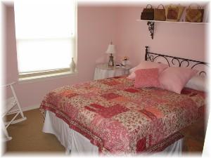 Guest Bedroom (queen bed)