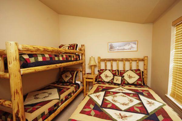 Guest Bedroom (Queen Bed with Twin Bunk) 