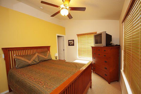 Master Bedroom (Queen Bed)