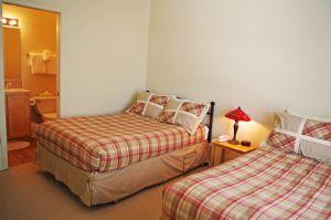Guest Bedroom (Double Beds)