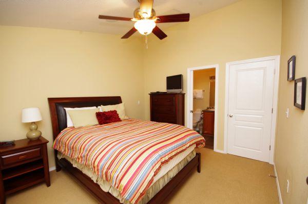 Guest Bedroom (Queen Bed)