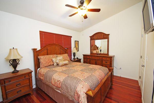Master Bedroom (Queen Bed)