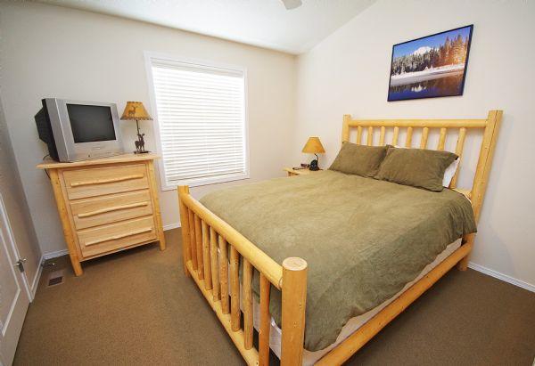 Guest Bedroom (Queen Bed)