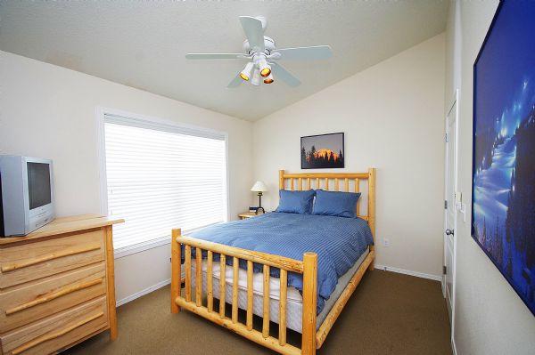 Master Bedroom (Queen Bed)