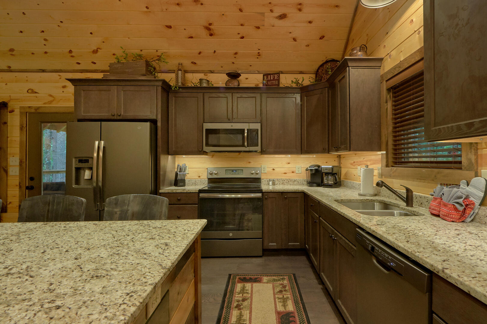 Adventure Lodge | Photo 4