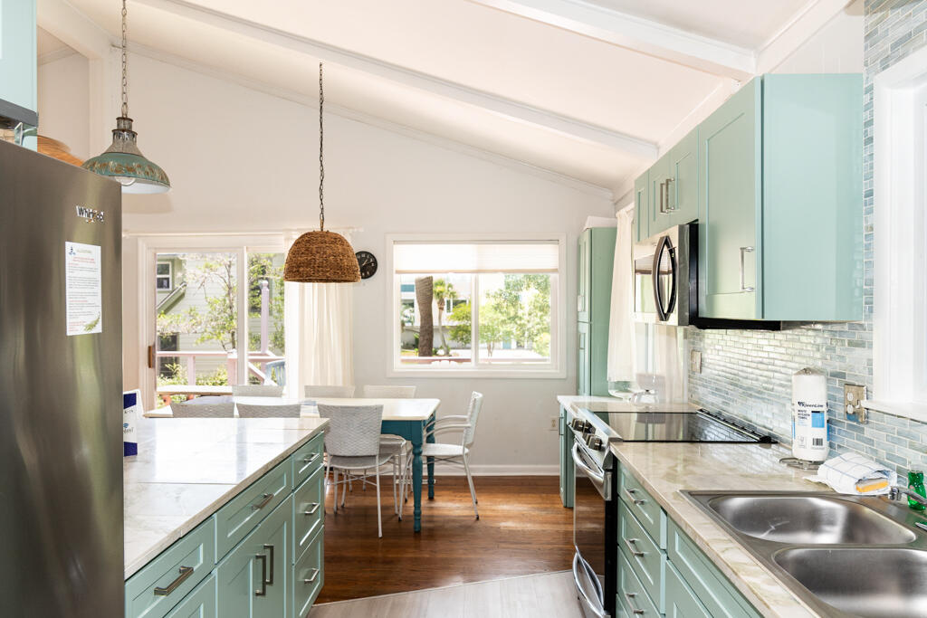 601 Dolphin Rd | Photo 3