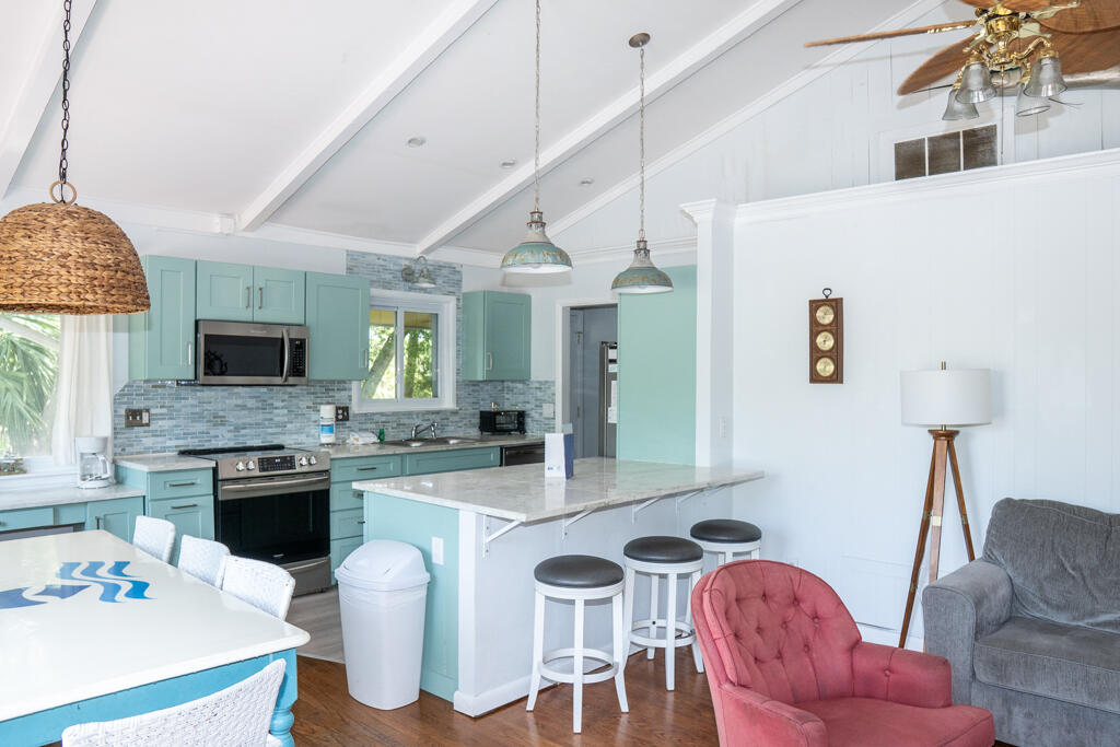 601 Dolphin Rd | Photo 2