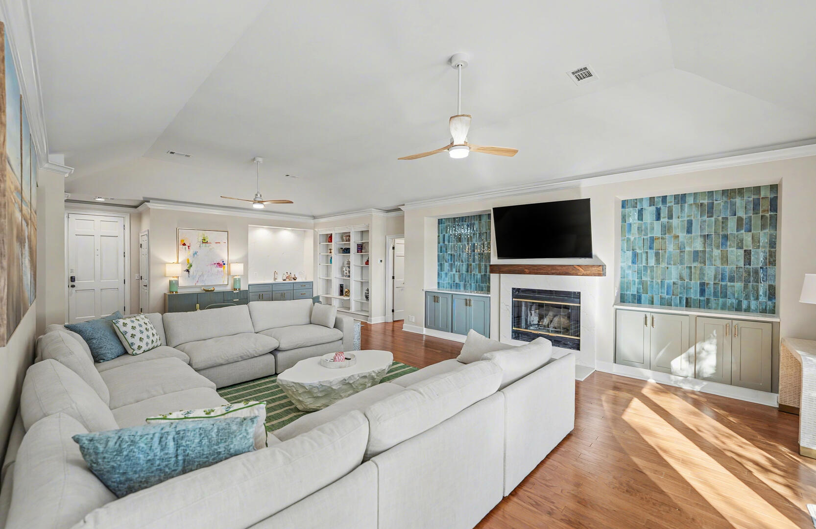 10 River Club | Photo 12