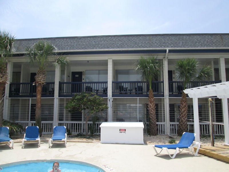 Inviting Efficiency With Kitchenette And Poolside Access - Cozy Island Retreat - Fripp Island, SC