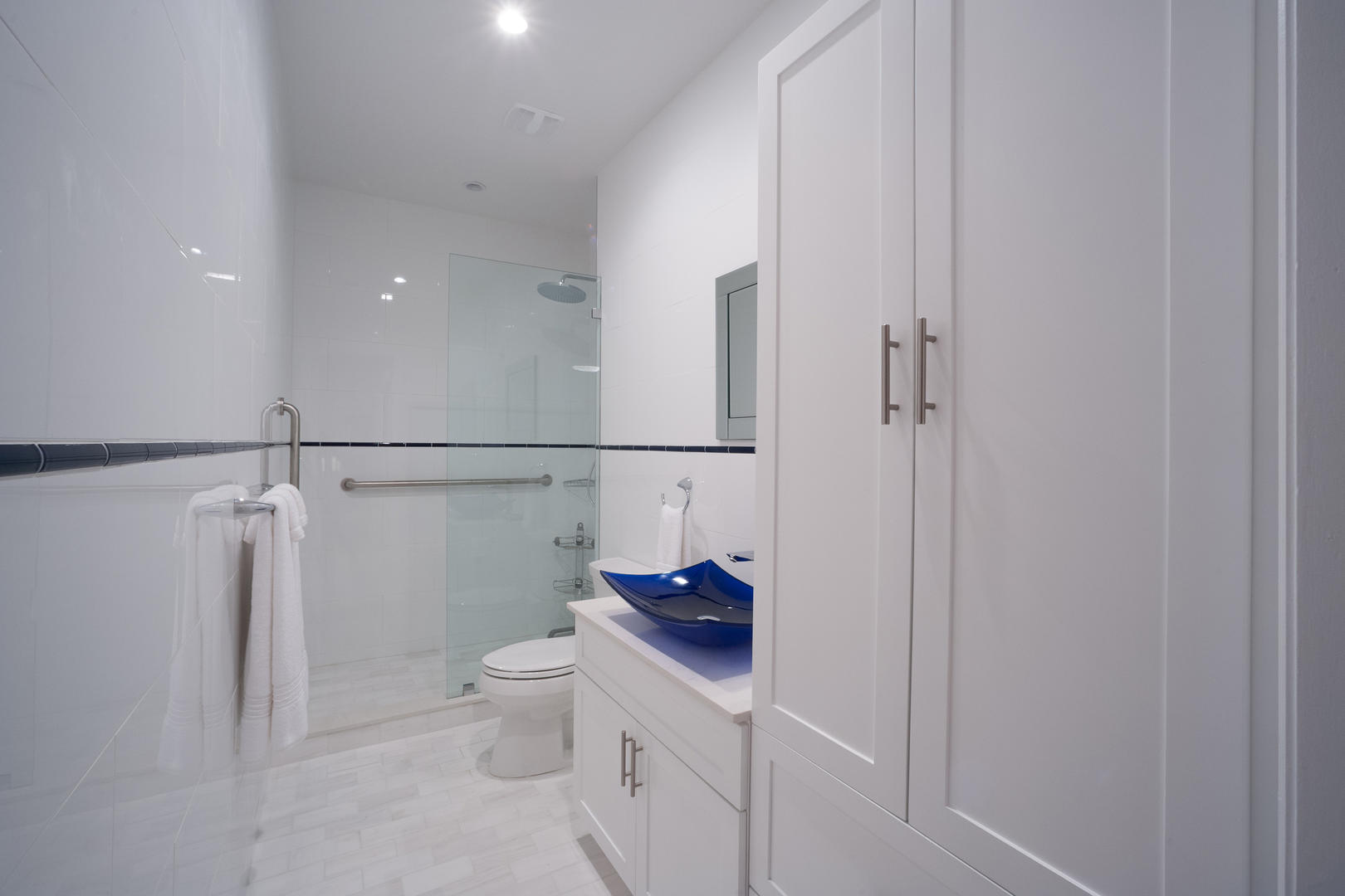 Second Floor East Garden View Queen Suite Bath.