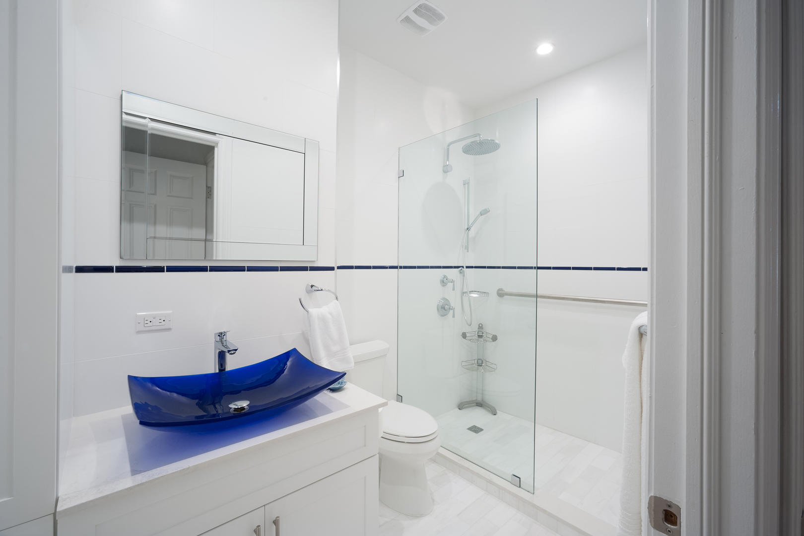 Second Floor Oceanfront East Queen Suite Bath.