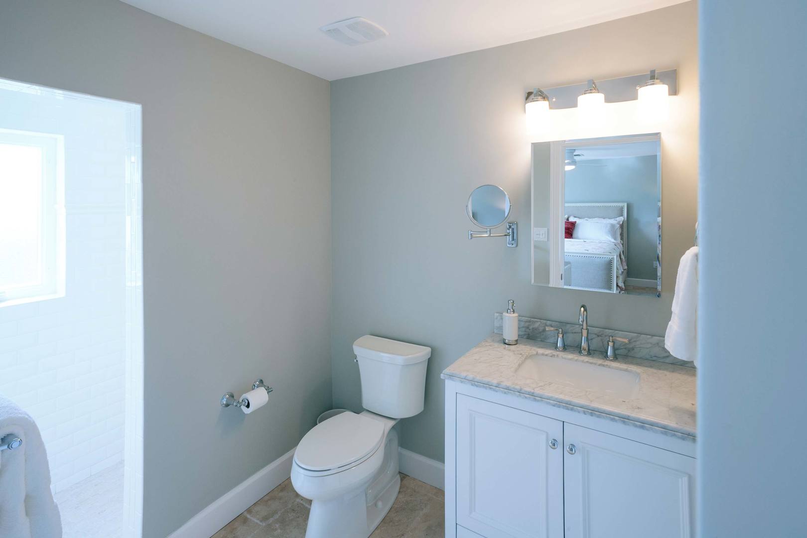 Upper Level Guest Suite Bath.