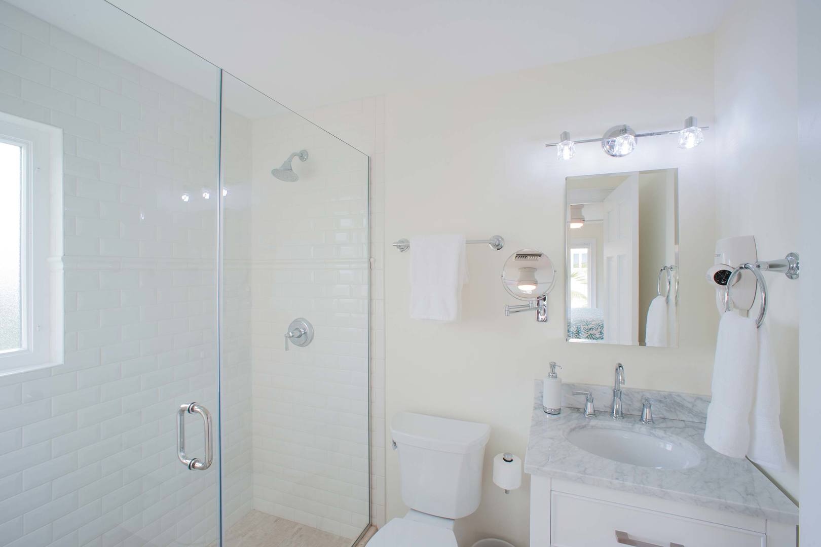 Upper Level 2nd Guest Suite Bath.