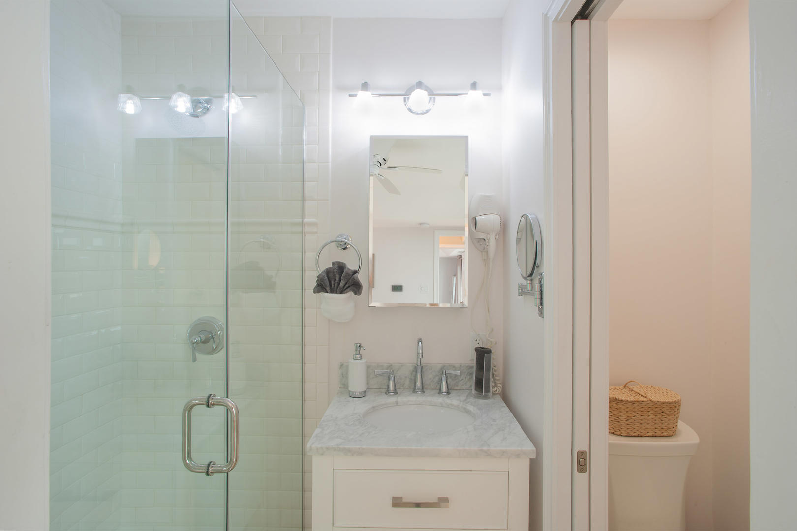 Second Pool Level Guest Suite Bath.