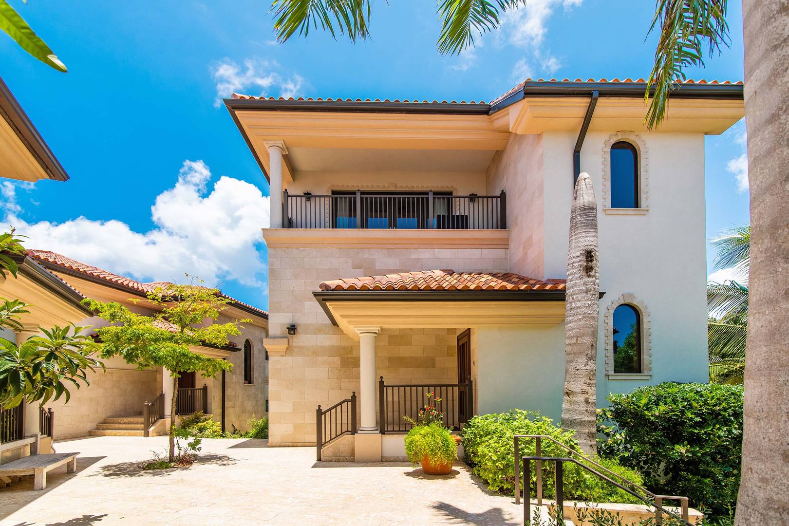 Front view of the villa.